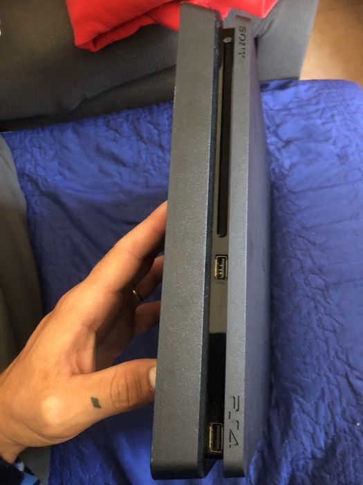 Vendo PS4 usada com comando