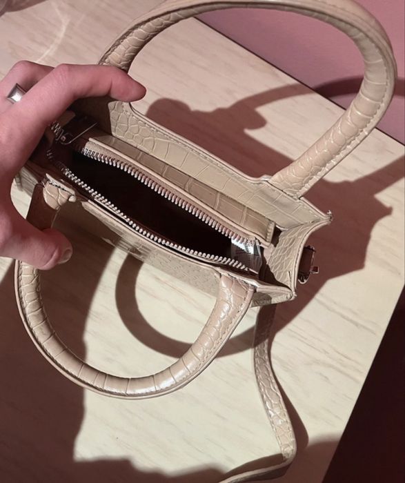 Beżowa mini torebka croco z rączką i paskiem