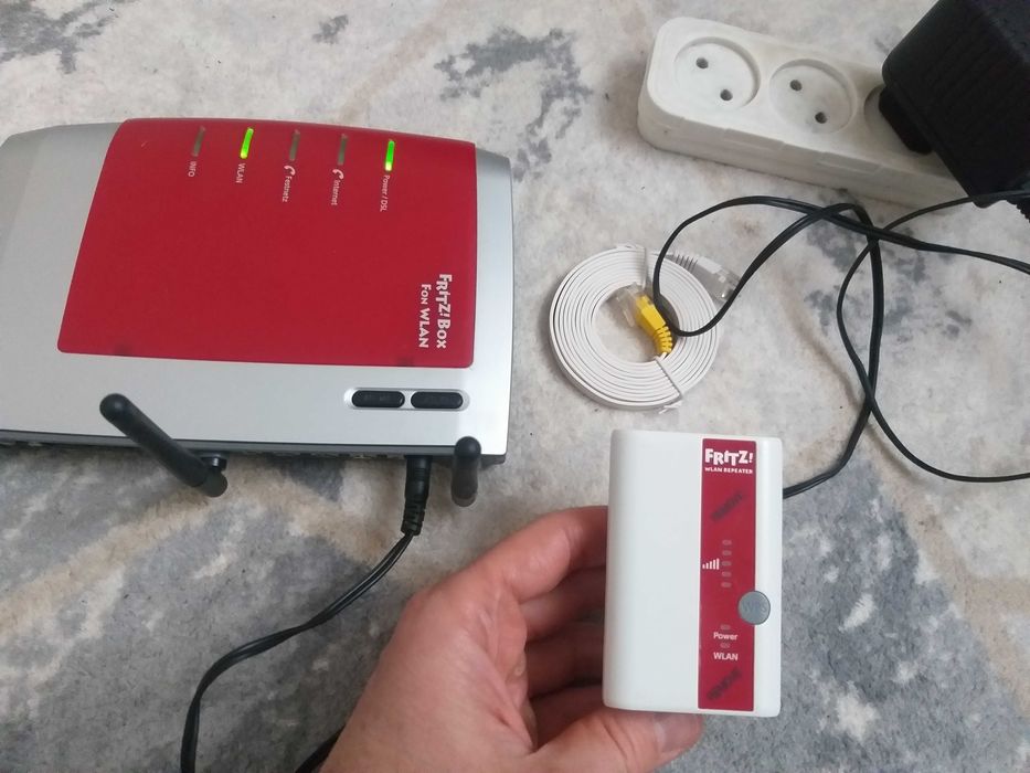 Маршрутізатор Fritz Box Wlan 7270 и Ретранслятор Wi-Fi FRITZ Repeater