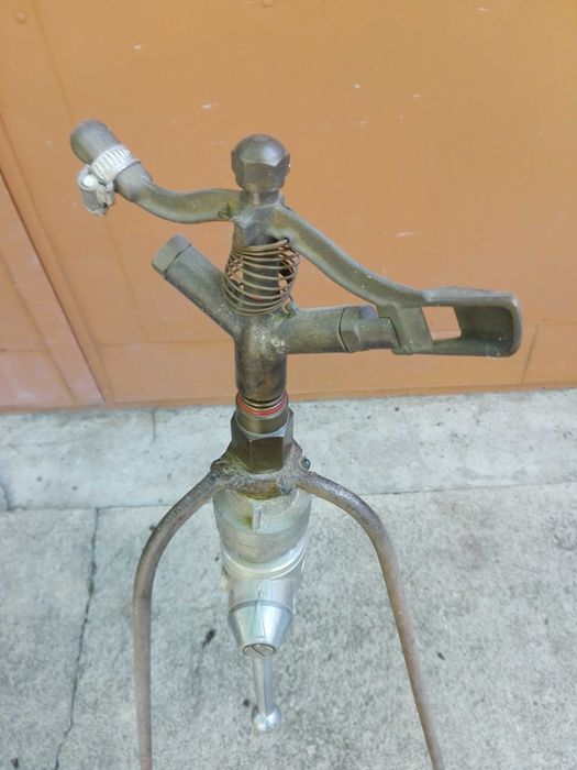 metalowy spryskiwacz do wody ogrodowy