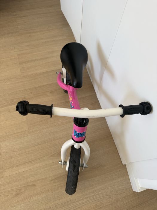 Bicicleta menina sem pedais