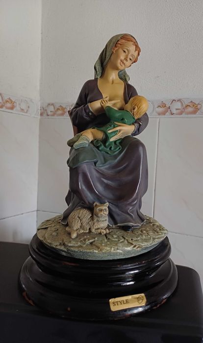 Mãe com o menino ao colo