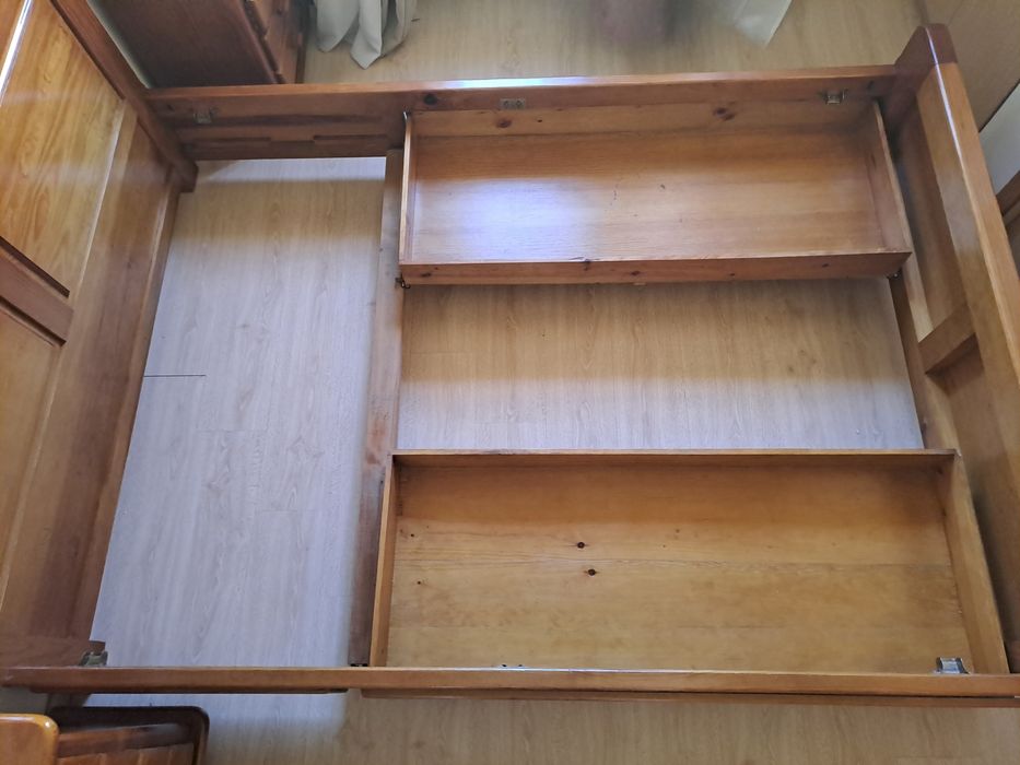 Cama de casal em  madeira com gavetas