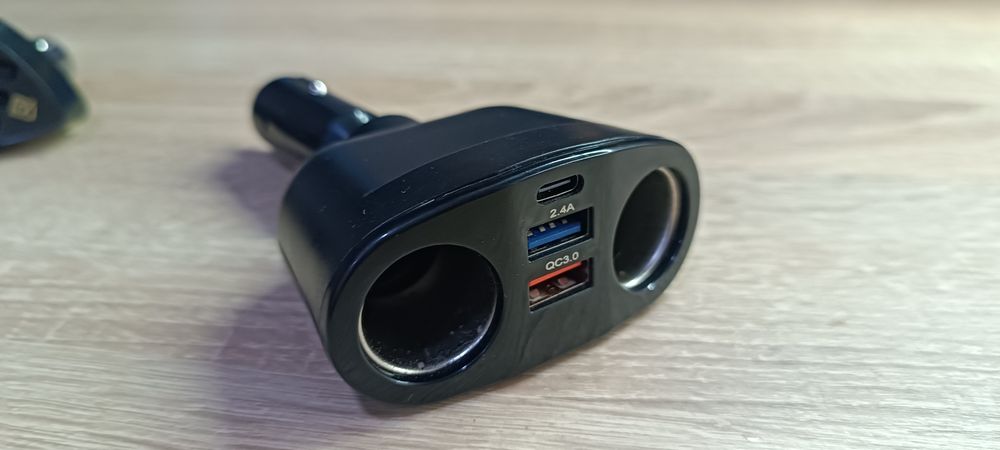 Автомобільний зарядний пристрій