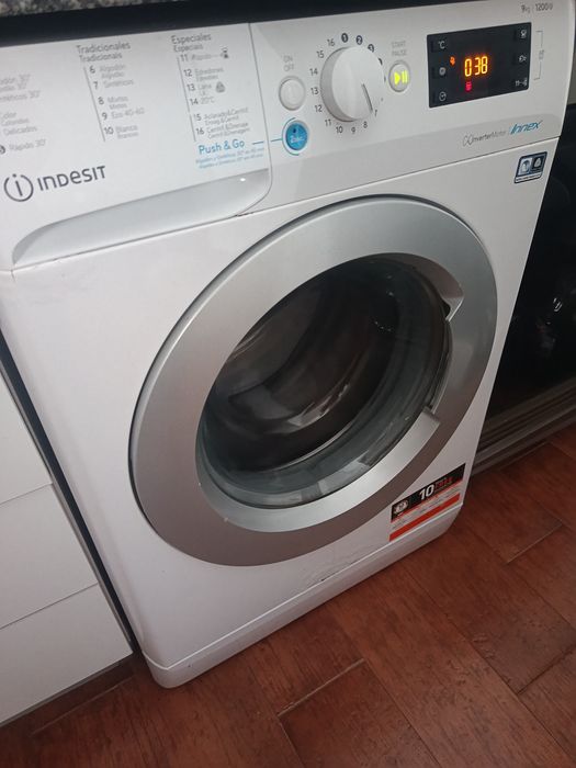 Máquina de Lavar Roupa Indesit Innex 9kg 1200rpm Inverter – A Funcionar