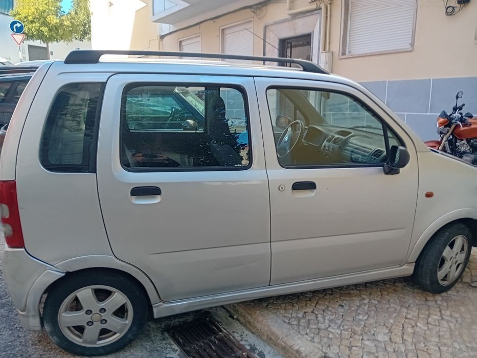 Vendo  carro Suzuki wangonk. Carro anda todos os dias  tem expçao  Seguro 5 passageiros  5 portas  gasolina super econômico