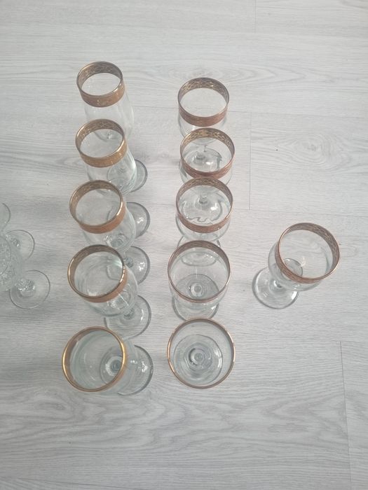 Copos com pé e garrafa