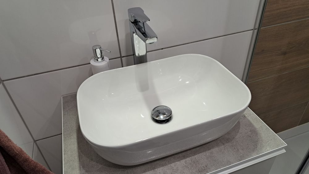 Umywalka nablatowa biała ceramiczna