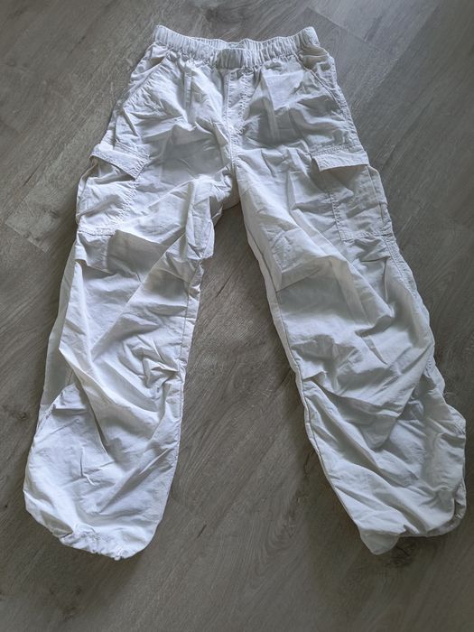 Spodnie bojówki spadochronowe.