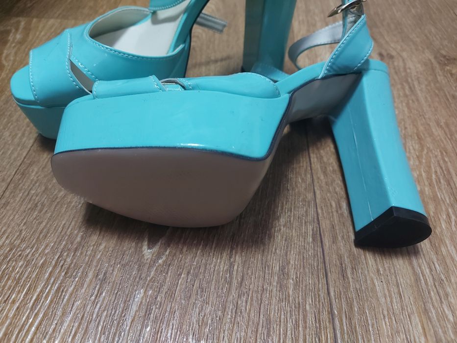 Босоножки 37р. новые