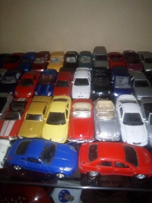 Carros miniaturas e camiões de colecção