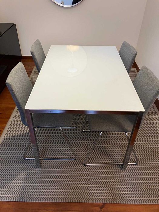 Mesa de Jantar Moderna Branca – Excelente Estado