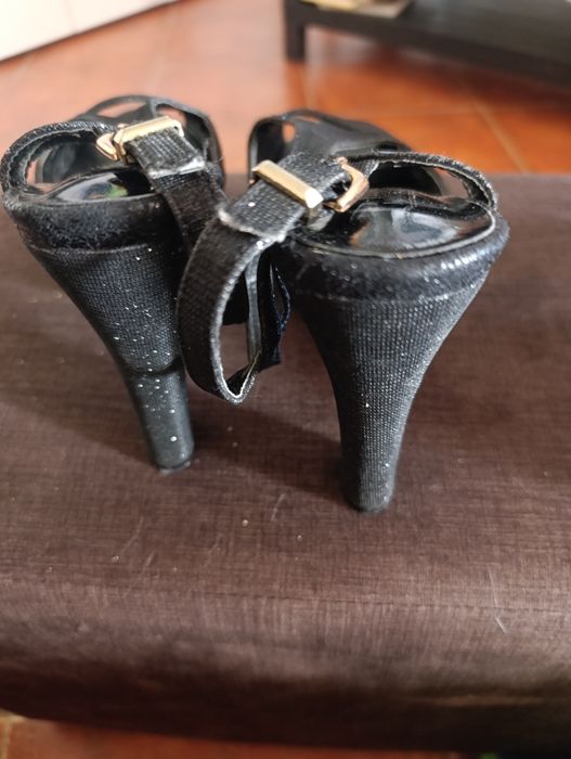 Sapatos de salto alto pretos com brilho