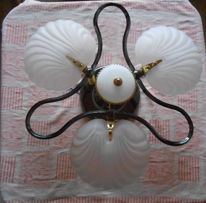 Люстра рабочая на 3 лампы отличное состояние