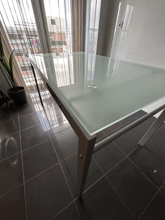 Mesa de cozinha com tampo vidro