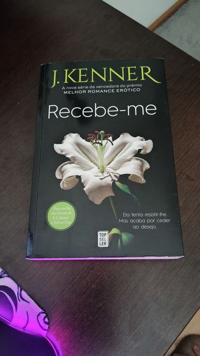 Livro "Recebe-me" de J. Kenner