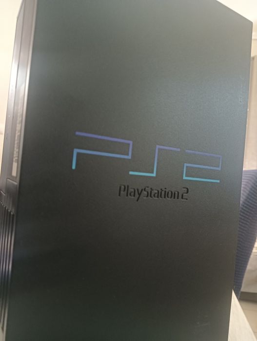 PlayStation 2 FAT (PS2) e cabos + comando e 4 jogos + cartão de memória