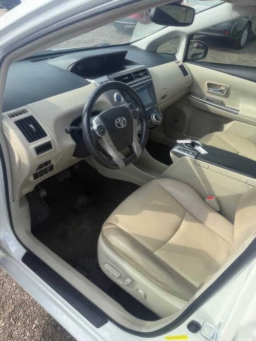 Toyota Prius v Five      2015