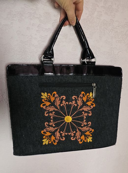 Torebka filcowa z haftem typu aktówka