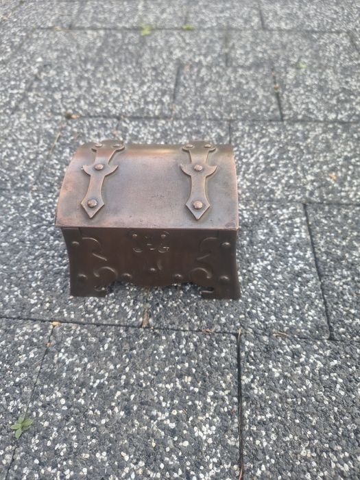 Szkatułka kuferek metaloplastyka Palczewski