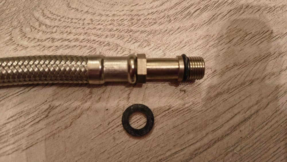 NOWY Wężyk do baterii z wylewką krótki 15cm