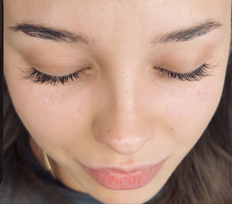 Stylizacja rzęs 1:1 – naturalny efekt | Skarbimierz Osiedle