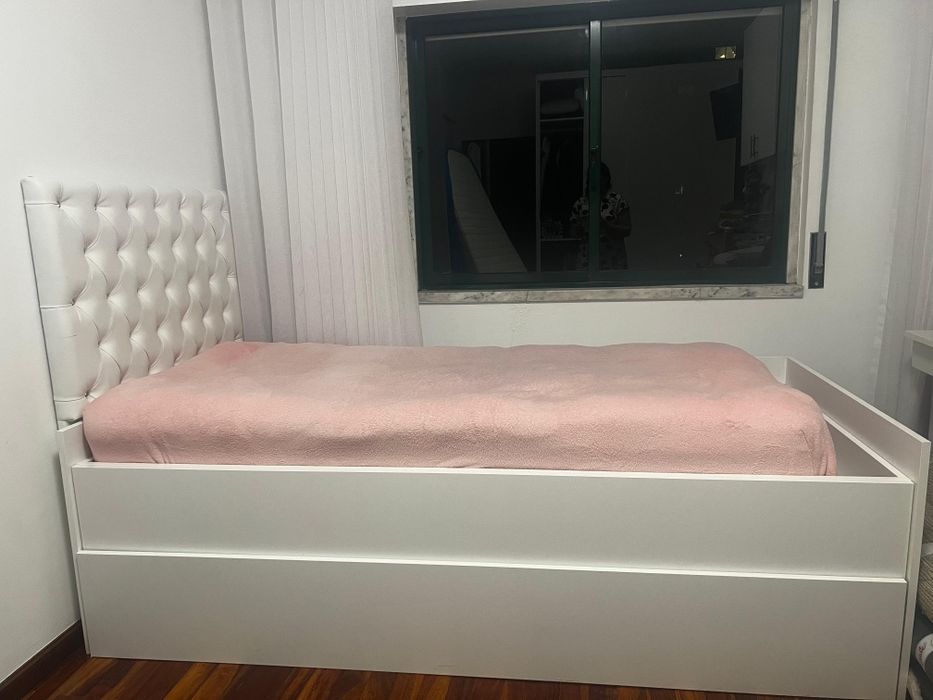 Cama com gaveta semi-nova