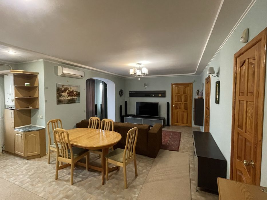Квартира 4 кімнатна з меблями