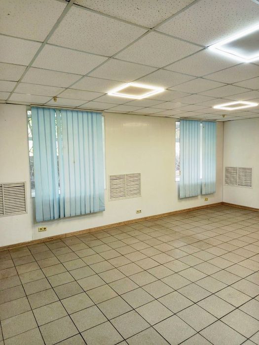 Комерційне приміщення на фасаді вул. Сталеварів, навпроти Критого ринк