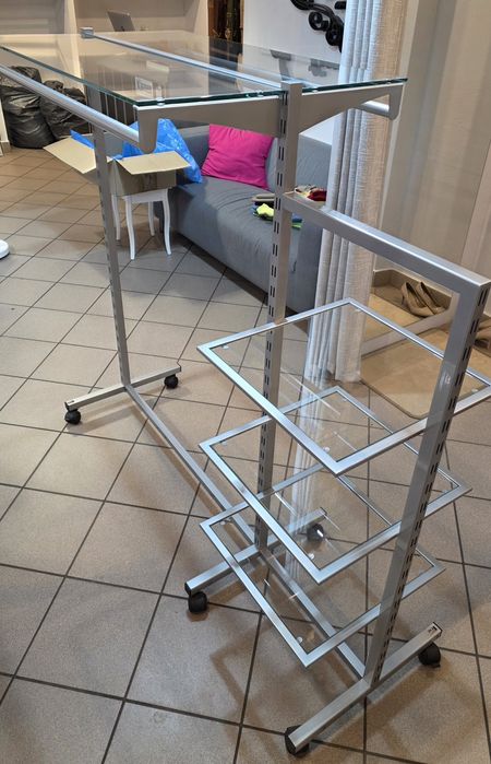 Gondola sklepowa / stojak odzieżowy – elegancki, mobilny (szkło + metal)