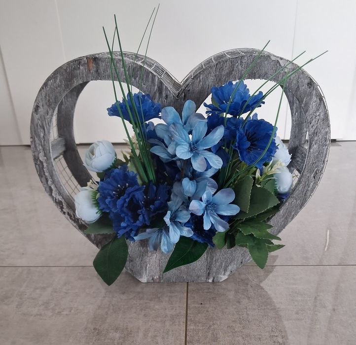 Kompozycja nagrobna w sercu róże hortensja