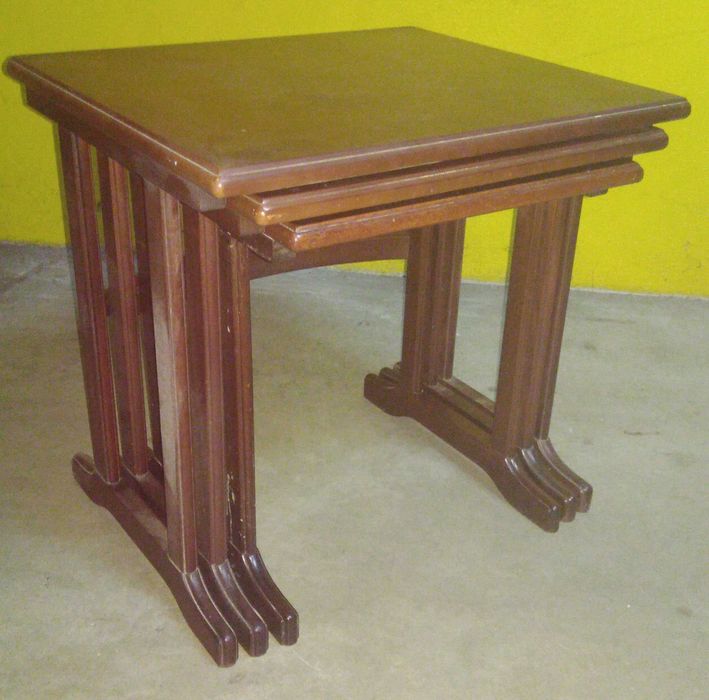 Conjunto de três mesinhas