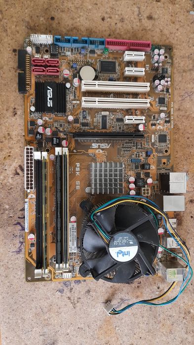 Матерінська плата комп'ютера.