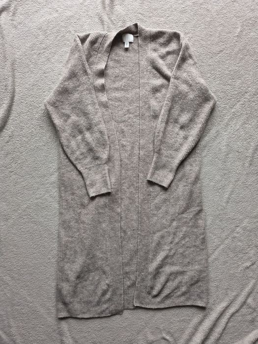 Długi, beżowy kardigan