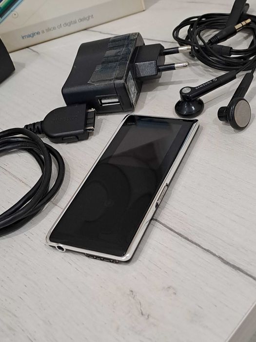 MP3-плеер Samsung с зарядкой и наушниками