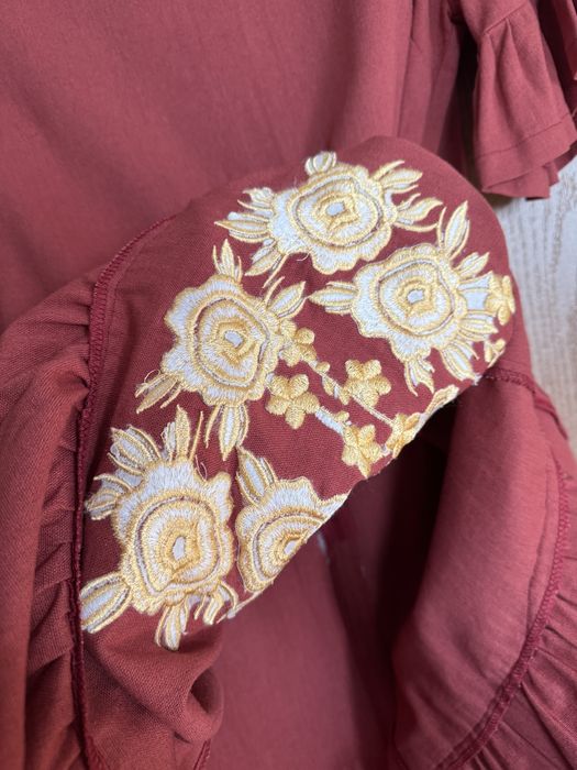 Ллянє вишите плаття