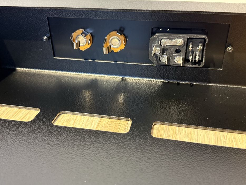 Pedalboard custom – czarny, lekki, półka na zasilacz, gniazda