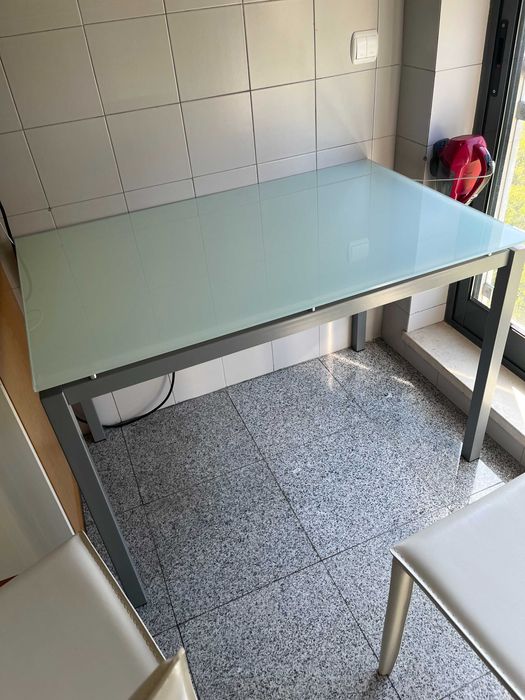 Mesa de vidro com estrutura metálica