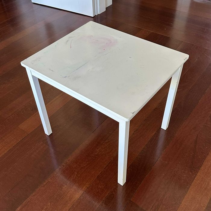 Mesa branca para crianças - usada