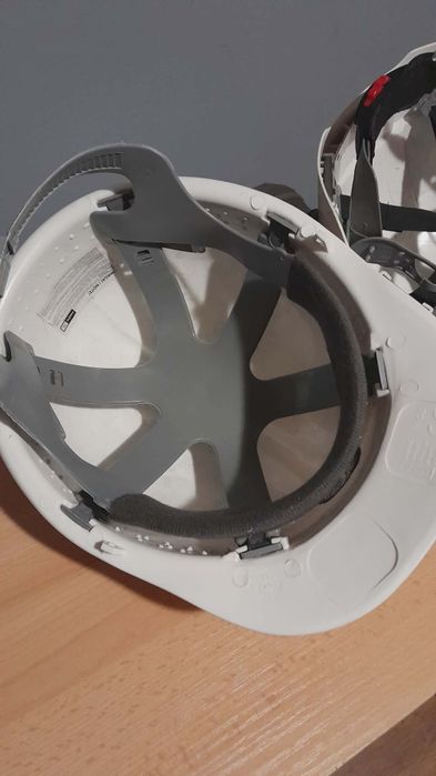 Kask budowlany ze słuchawkami