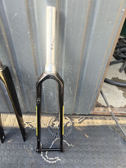 Widelec aluminiowy grawel 28 koło oś 12x100
