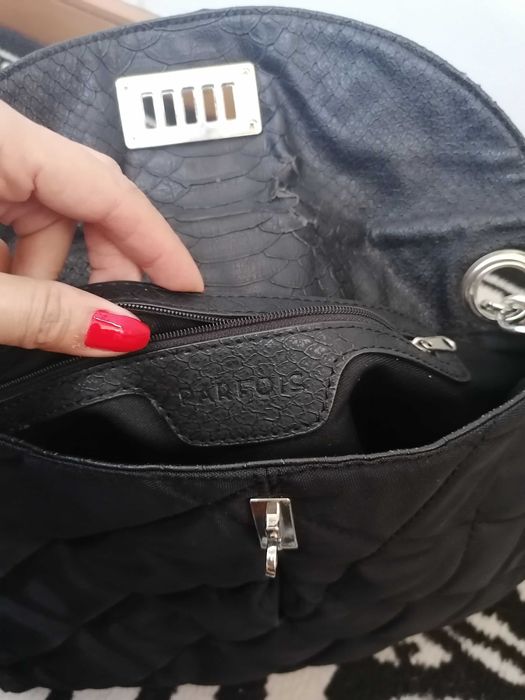 Carteira/mala Parfois preta com alça em corrente prata