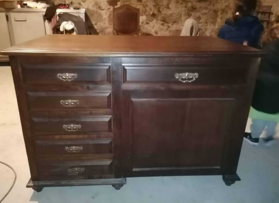 Secretaria de madeira e cadeira