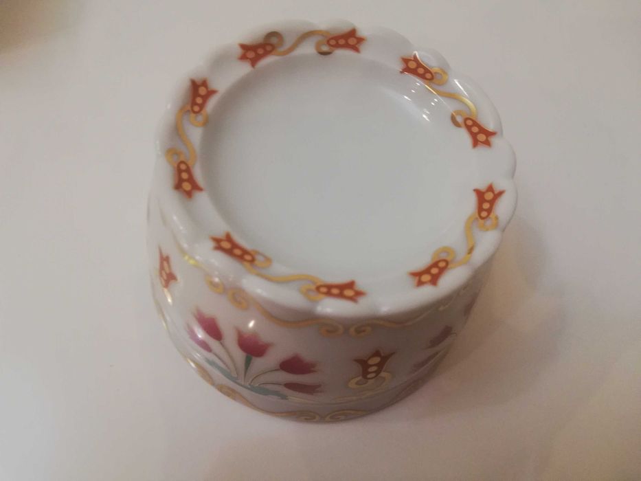 Saleiro/taça em porcelana, de estilo renascentista  A ESTREAR