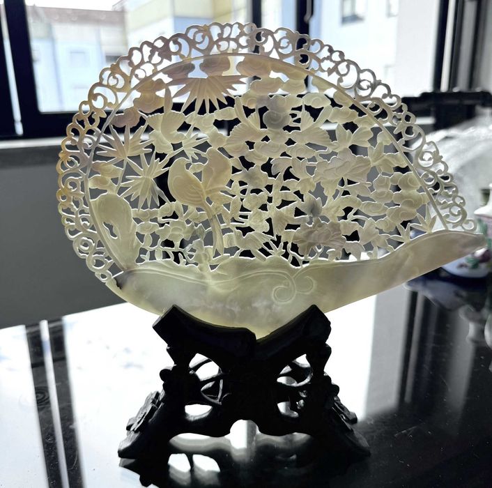 Concha chinesa em madrepérola entalhada, aves e flores, com base e caixa