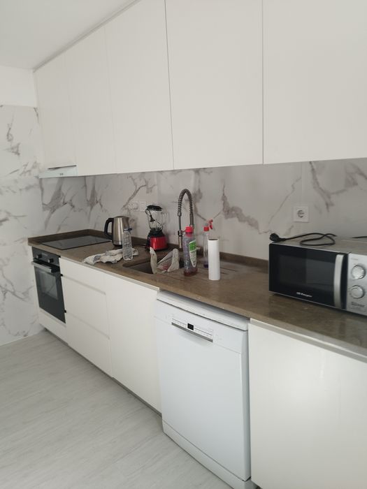 Alugo quarto com suíte
