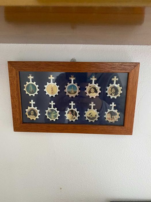 quadro com mini tercos religiosos antigos