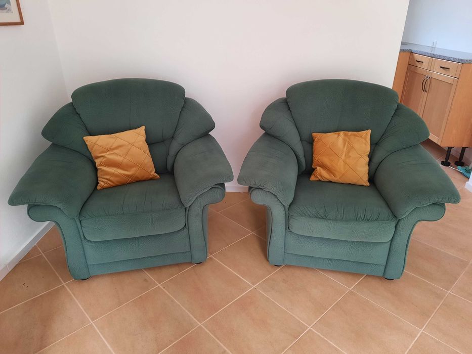 Duas cadeira de braços / poltronas - muito bom estado