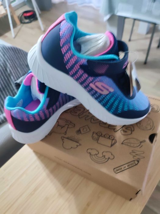 Tenis de menina da skechers novos
