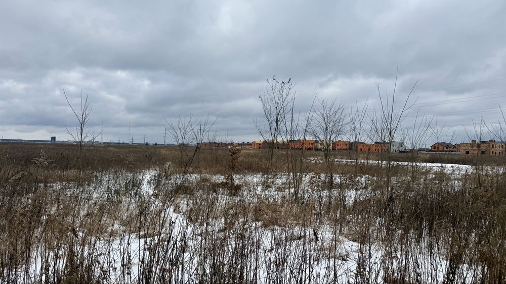 Ділянка біля котеджного містечка, поруч розвинена інфраструктура